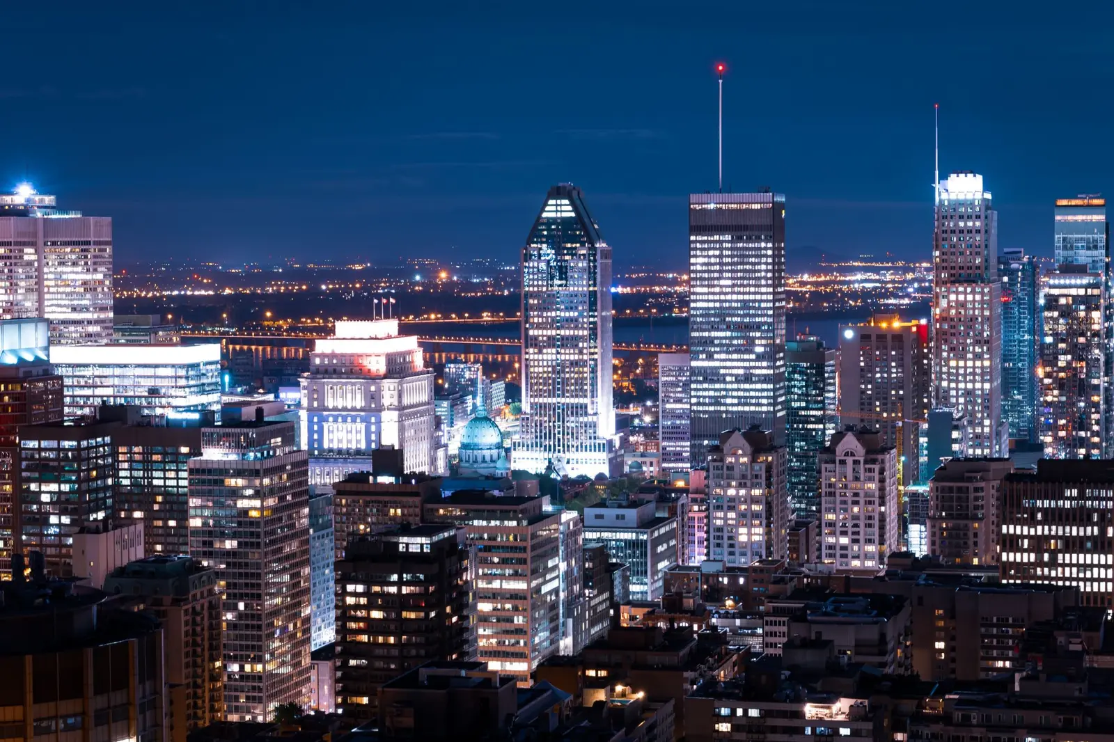 Downtown Montréal lit up at night, seen from Mount Royal
